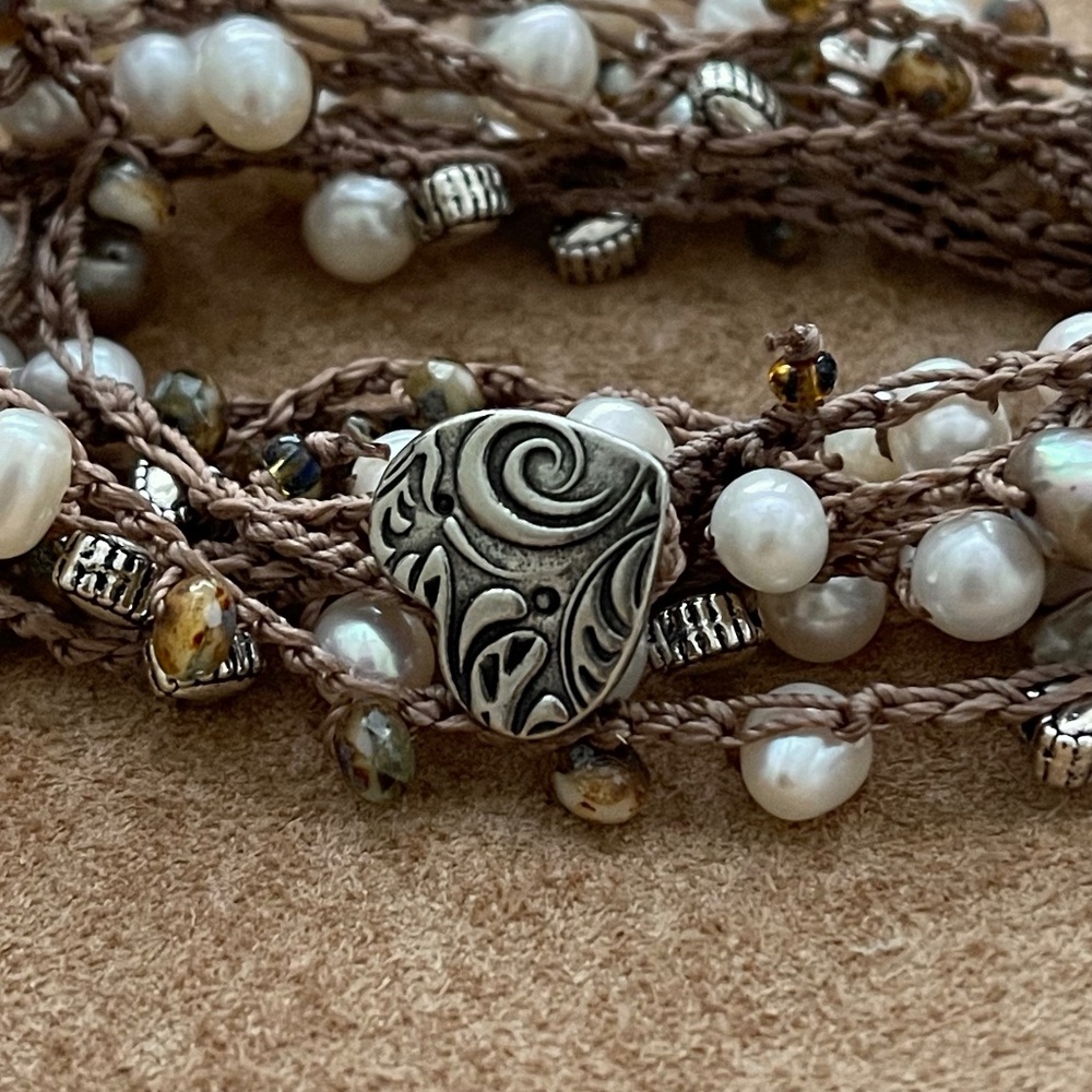 ARTISAN Necklace “Pearl Amor” on Medium Brown Long Crocheted Wrap - Picture 6 of 13